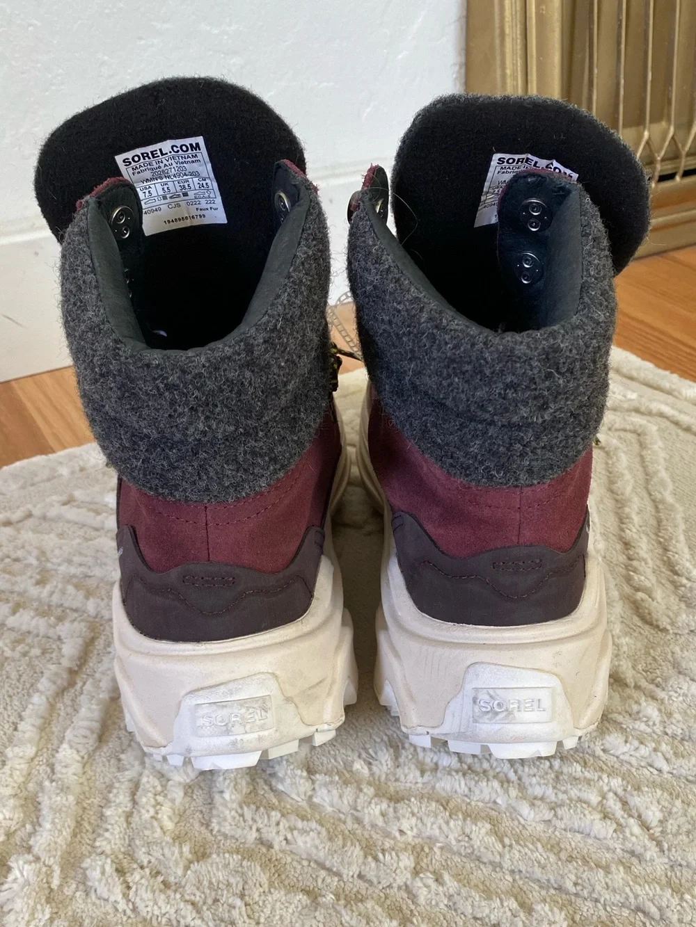 New Sorel Kinetic Breakthru Conquest Sneaker Boots- New Cinder/Bloodstone